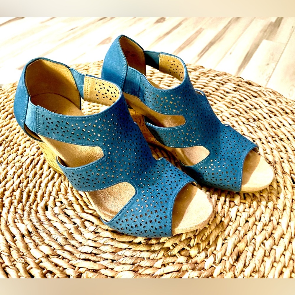 NWOB. LifeStride Heidi Womens Faux Suede Slip On Wedge Sandals. Indigo. Size 7